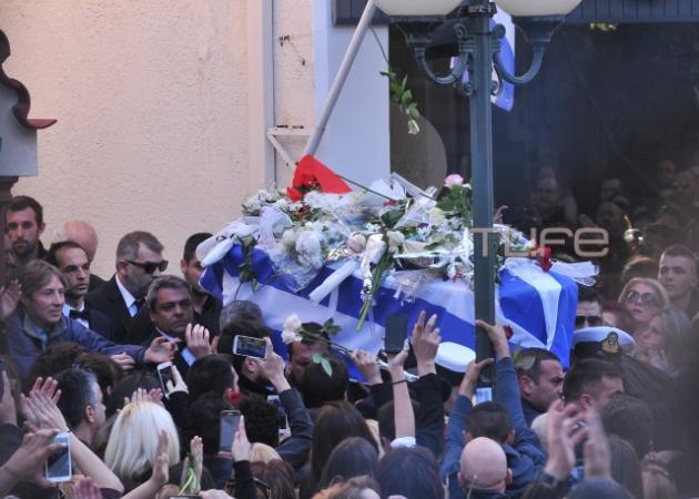 Κηδεία Παντελή Παντελίδη: Βούλιαξε το νεκροταφείο - Το τελευταίο αντίο στον καλλιτέχνη